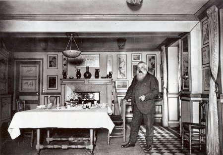 Monet dans sa salle a manger entouré d estampes